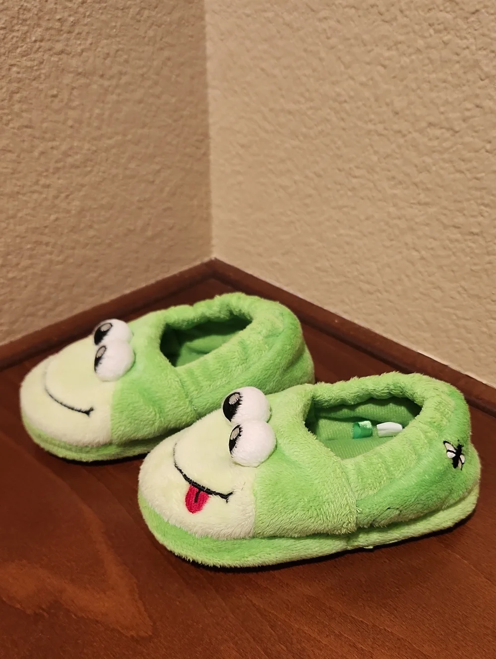 The Children's Place Fuzzy Frog Slippers